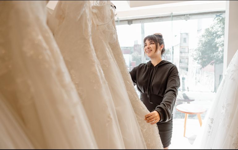 Daniela Luján en busca de su vestido de novia. ESPECIAL/ CORTESÍA KLENT BRIDAL.