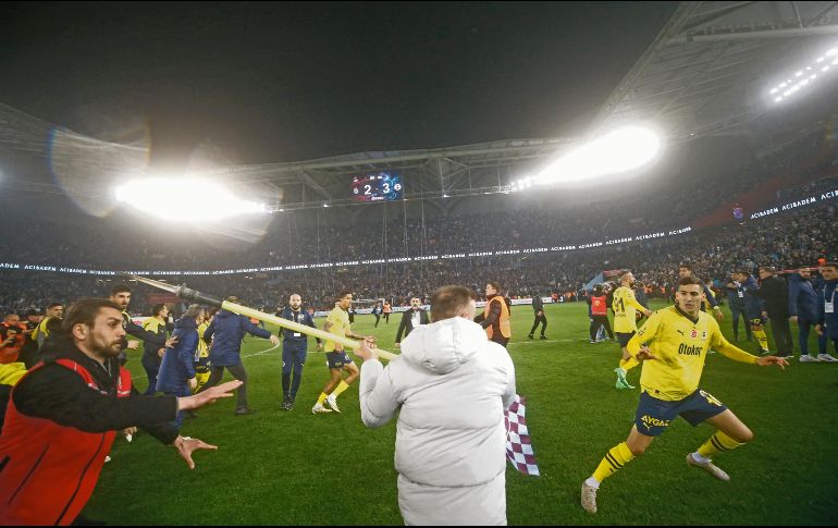 Aficionados del Trabzonspor agredieron a jugadores del Fenerbahce. AFP