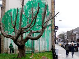 Esta es la última obra del polémico y famoso artista Banksy. AP / Alastair Grant
