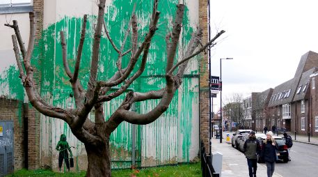 Esta es la última obra del polémico y famoso artista Banksy. AP / Alastair Grant