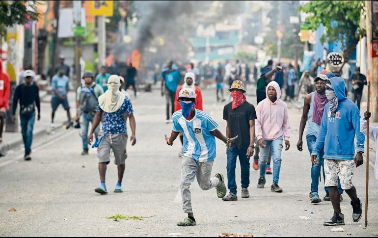 La gente se manifiesta pidiendo la salida del primer ministro haitiano, Ariel Henry, en Puerto Príncipe el 7 de febrero de 2024. AFP