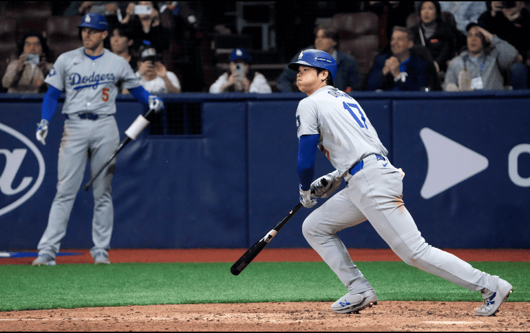 Shohei Ohtani de los Dodgers de Los Ángeles batea un sencillo ante los Padres de San Diego, el miercoles 20 de octubre de 2024, en Seúl. (AP Foto/Ahn Young-joon)