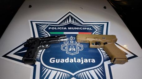 Los arrestados, Gabriel Alejandro “N”, de 21 años, y Juan Diego “N”, de 18 años, fueron llevados a los servicios médicos. ESPECIAL/ Policía de Guadalajara
