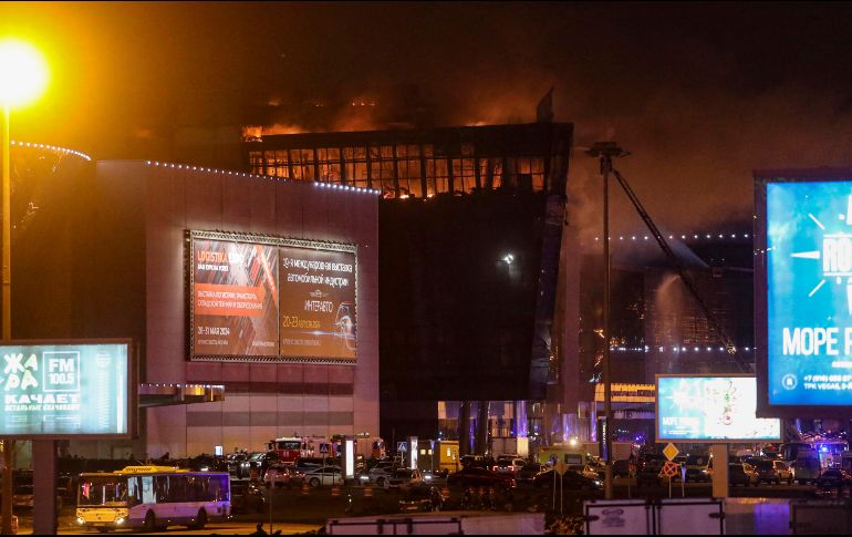 El número de fallecidos en el ataque perpetrado por miembros del Estado Islámico en un salón de conciertos cerca de Moscú ha alcanzado los 60, según informaron fuentes oficiales. EFE / M. Shipenkov