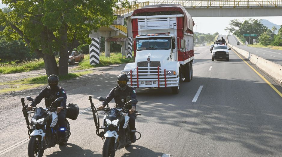 El aumento de los robos en las carreteras del país ha provocado que elementos de seguridad escolten a los transportistas para evitar que los detengan miembros de la delincuencia organizada. AFP