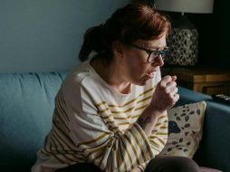  En las personas sanas, la infección no suele causar síntomas, porque el sistema inmunitario de la persona actúa para bloquear la bacteria. UNSPLASH / A. Spratt