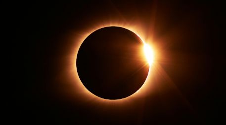 Por su parte, la NASA recomendó que solo es seguro mirar el eclipse por medio de filtros solares especiales. Unsplash