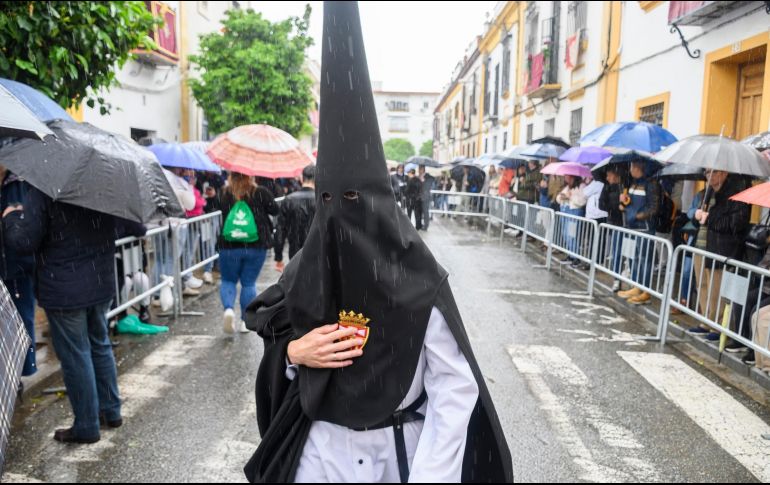 El Martes Santo muchas comunidades católicas celebran procesiones como parte de las tradiciones de la Semana Santa. EFE/R. Caro