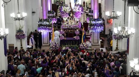 A través de estos colores, la Semana Santa no solo conmemora los eventos cruciales de la vida de Jesús, sino que también invita los fieles a reflexionar sobre los valores, como la esperanza, la pureza y el amor. AFP / ARCHIVO