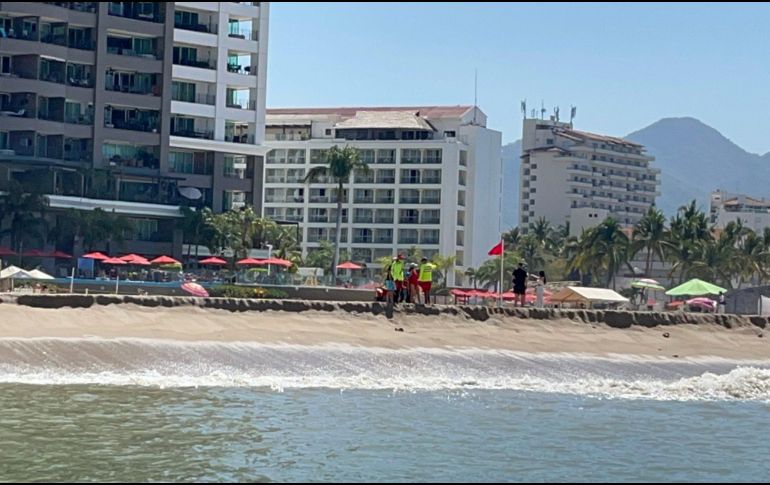 De acuerdo con la dependencia, la bandera roja en las playas de Puerto Vallarta se debe a que se presentan fuertes corrientes de retorno. ESPECIAL / Protección Civil Jalisco