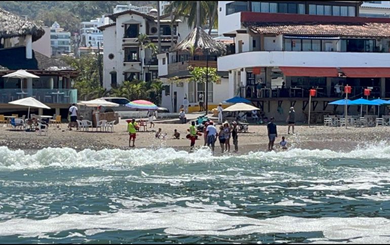 Sugieren a los bañistas que una vez que arriben a una playa se acerquen con los guardavidas para que les den las recomendaciones de qué parte que visitan es la más segura para ingresar. ESPECIAL / Protección Civil Jalisco