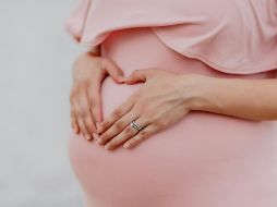 Un embarazo a edad más avanzada puede ser riesgo. ESPECIAL/ Foto de Juan Encalada en Unsplash