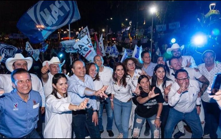 Desde muy temprano del pasado domingo, Alejandro Aguirre arrancó su campaña con pega calcas en la esquina de la Presidencia Municipal de Chapala.  CORTESÍA.