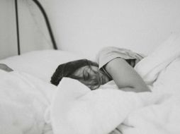 Dormir es una necesidad básica y clave para nuestra adecuada salud. ESPECIAL/ Foto de K. Howard en Unsplash