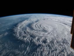 El huracán Florence es fotografiado desde la Estación Espacial Internacional como una tormenta de categoría 1 cuando tocaba tierra cerca de Wrightsville Beach, Carolina del Norte, el 14 de septiembre de 2018. NASA / CORTESÍA