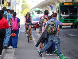 De acuerdo con especialistas y ciudadanos, las fallas en el diseño de la ciclovía de Ávila Camacho provocan que a diario las personas tengan que estar atentas a los ciclistas que pasan para evitar ser atropelladas. EL NFORMADOR/H. Figueroa