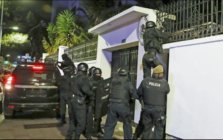 Fuertemente armados, elementos de seguridad del Gobierno de Ecuador violaron la soberanía de México e ingresaron por la fuerza a la sede diplomática que se ubica en Quito. AP