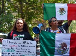 Ciudadanos acudieron a la sede de la Embajada ecuatoriana en México y se manifestaron contra las acciones ocurridas este viernes. SUN/E. Castañeda