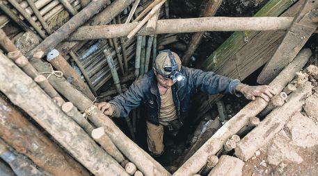 Un minero trabajando en un túnel en una mina en Mogok, al Norte de Mandalay. AFP