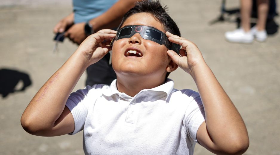 Los estudiantes pudieron disfrutar del Eclipse Solar además de realizar varias actividades relacionadas a este fenómeno. EL INFORMADOR / H. Figueroa