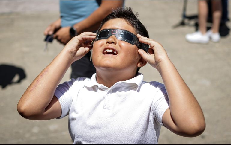 Los estudiantes pudieron disfrutar del Eclipse Solar además de realizar varias actividades relacionadas a este fenómeno. EL INFORMADOR / H. Figueroa