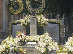 Decenas de flores blancas que inundaron la tumba del cantante, y que fueron depositadas por los fans. SUN