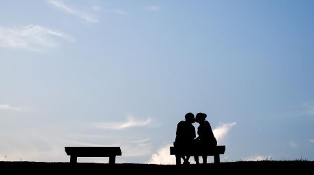 Desde una perspectiva biológica, besar fomenta vínculos afectivos y evalúa la compatibilidad genética y la salud de potenciales parejas. Pixabay.