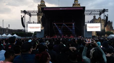 La banda Water From Your Eyes le abre el concierto a Interpol en el Zócalo de la Ciudad de México. SUN /A. Angulo.