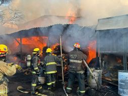 Elementos de bomberos de Tonalá, de Tlaquepaque y de Protección Civil y Bomberos del Estado combaten el siniestro. ESPECIAL/ Bomberos de Tonalá