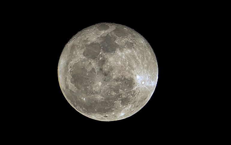 La Luna Llena Rosa vista desde el municipio de Santa Lucía, en Honduras EFE/G. Amador