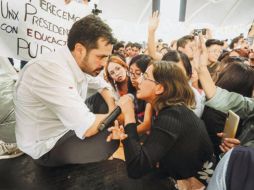 El recinto estuvo dividido por estudiantes que lo apoyaban y los que estuvieron en contra. ESPECIAL