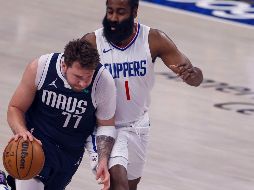 Luka Doncic (izq.) eclipsó a los Clippers para darle la ventaja de 2-1 en la serie a los Mavericks. AP/A. Davis