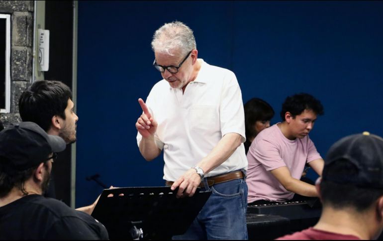 El Maestro Gerardo Rábago da indicaciones al coro. CORTESÍA