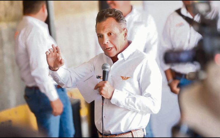 El emecista platicó con trabajadores de una fábrica de balones en San Gabriel. ESPECIAL