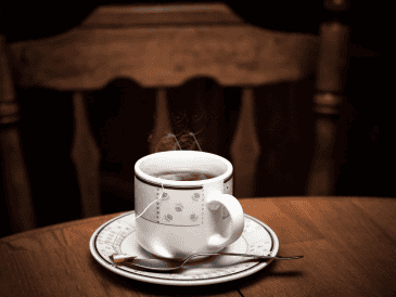 Tras el consumo del té hay quienes podrían experimentar dolores abdominales, vómito y fiebre. Pixabay