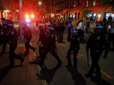 Agentes del Departamento de Policía de Nueva York avanzan hacia la entrada de la Universidad de Columbia, el martes 30 de abril de 2024, en Nueva York. AP /J. Motal