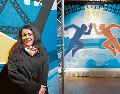 La novelista gráfica e ilustradora Marjane Satrapi posa frente a la parte central de un tapiz tríptico creado para los Juegos Olímpicos de París 2024, diseñado a partir de un dibujo de Satrapi. AFP