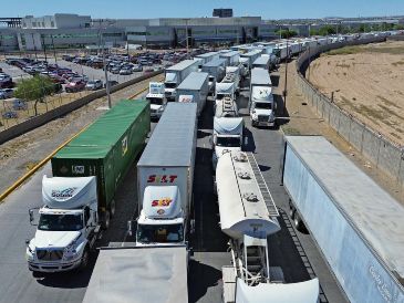 Filas de camiones en espera para cruzar hacia Estados Unidos. EFE