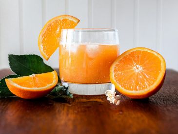 Tomar jugo de naranja todos los días puede ser una buena opción para una dieta saludable. ESPECIAL / Foto de Sandie Peters en Unsplash