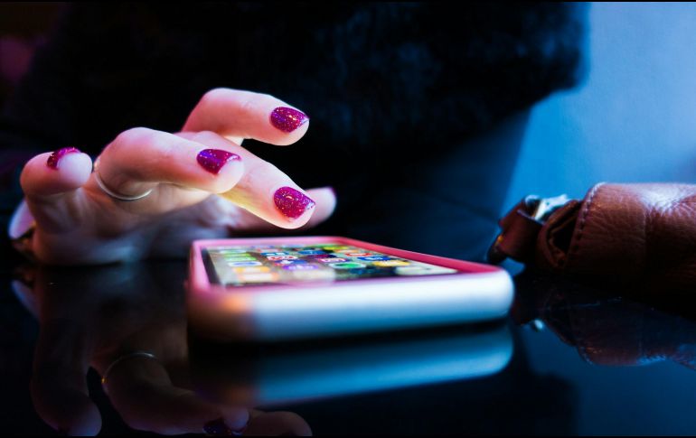 Facebook, Instagram, Tinder, WhatsApp y Tik Tok, son las plataformas más usadas por delincuentes para cometer fraude amoroso. UNSPLASH /R. HAMPSON