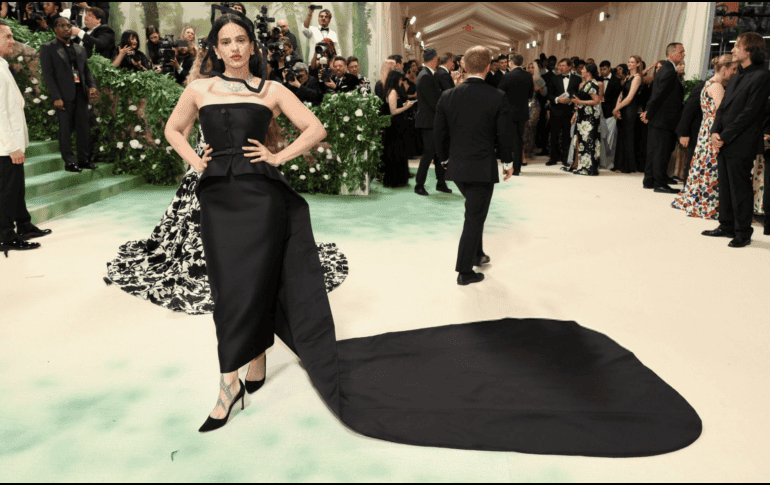 Rosalía llegó a la alfombra de la Met Gala de Nueva York con un vestido Dior, ceñido al cuerpo y de dos piezas. X/@Indie5051