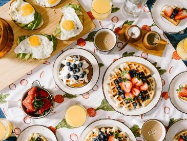 Consiente a mamá en su día con un desayuno que incluya todos sus platos favoritos. Unsplash