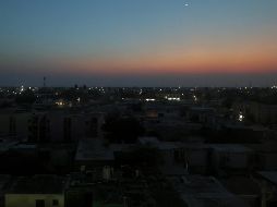 La noche cae sobre Matamoros, con muchas de sus casas sin energía eléctrica. Tamaulipas y otros estados tendrán hoy temperaturas mayores a 40°C. SUN/B. Fregoso