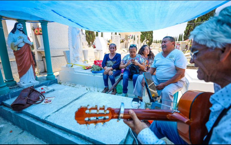 Aunque doloroso, algunas familias llevaron serenatas a sus madres. EL INFORMADOR/A. Navarro