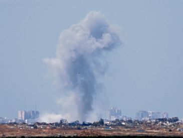Se eleva una columna de humo como resultado de un ataque aéreo en la parte Norte de la Franja de Gaza, visto desde el lado israelí de la frontera Sur. EFE