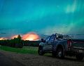 Esta imagen proporcionada por el Ministerio de Agua, Tierras y Gestión de Recursos muestra un incendio forestal, con una aurora boreal sobre el, cerca de Fort Nelson, Canadá, el sábado 11 de mayo de 2024. AP.