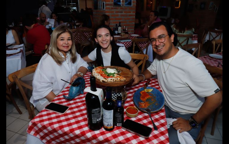 Margaret, Paula y Juan Carlos Holtschmit. GENTE BIEN JALISCO/ Claudio Jimeno