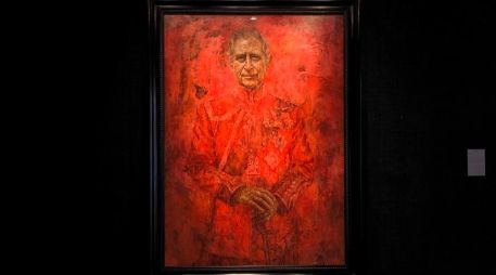 El primer retrato oficial del rey británico, Carlos III, realizado por el retratista Jonathan Yeo, donde se ve al monarca vestido y envuelto en rojo, del uniforme de los Guardias Galeses con el que fue nombrado su coronel en 1975, está expuesto al público en la galería londinense Philip Mould hasta el 14 de junio. EFE/G. Garrido.