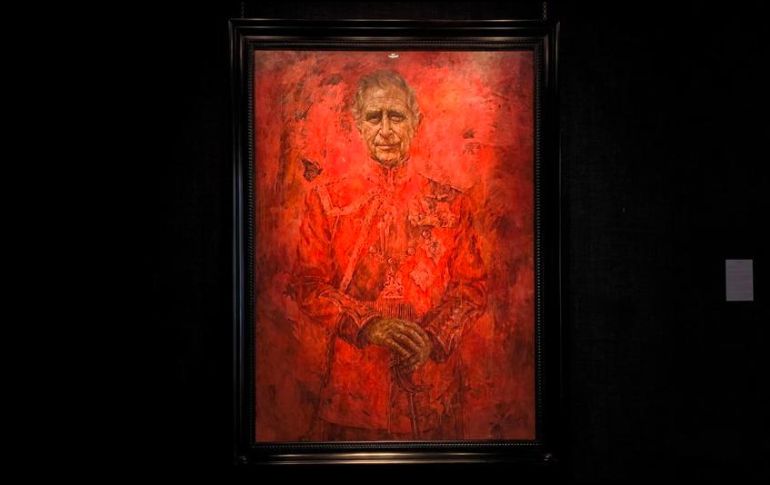 El primer retrato oficial del rey británico, Carlos III, realizado por el retratista Jonathan Yeo, donde se ve al monarca vestido y envuelto en rojo, del uniforme de los Guardias Galeses con el que fue nombrado su coronel en 1975, está expuesto al público en la galería londinense Philip Mould hasta el 14 de junio. EFE/G. Garrido.
