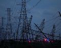 En la imagen se muestran varias torres electricas caídas cerca de Grand Parkway y West Road luego de una tormenta, el 16 de mayo de 2024, en Cypress, Texas. AP/Melissa Phillip
